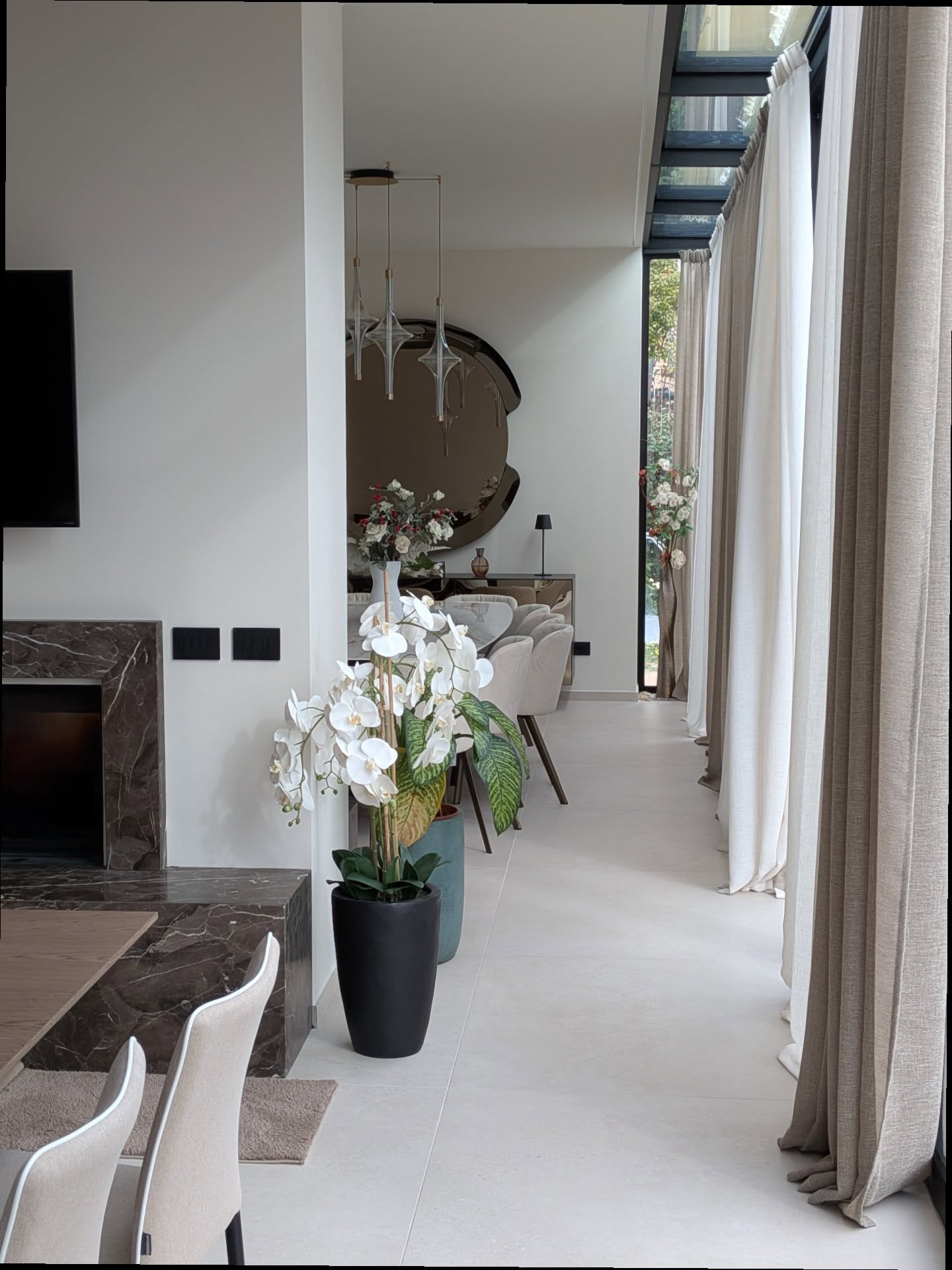 L'eleganza degli interni di Villa T finalmente completati ❤️
Team work: @m3progetti
@albertomammoli
#diningroom #archilovers #architecture #interiordesign